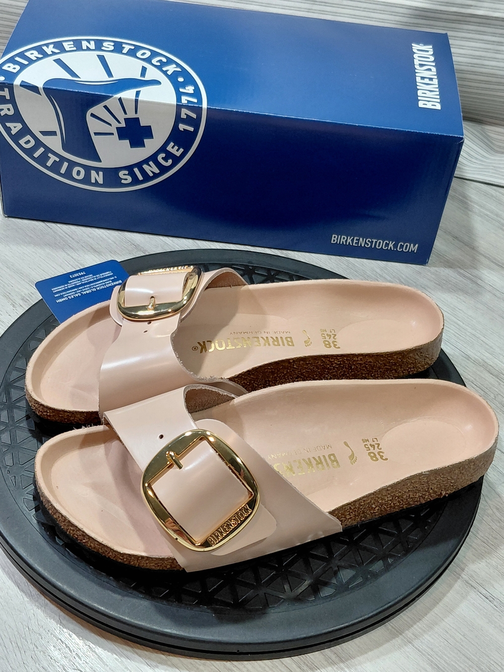 NWT Birkenstock Madrid Big Buckle Women’s Slide Sandals – High Shine New Beige 7